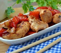 Курочка в кисло-сладком соусе на листе салата 