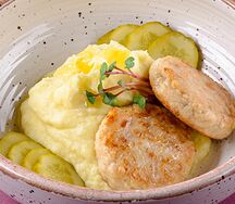 Котлетки из мяса птицы с картофельным пюре 