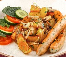 Колбаски гриль с жареными картофельными дольками и грибами