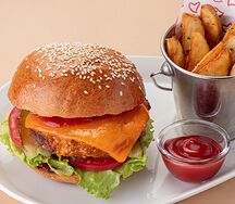 Бургер с котлетой из мраморной говядины и картофельными дольками
