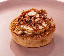 Пирожное Миндальная корзиночка с орехами и карамелью