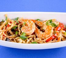 Лапша с морепродуктами и овощами  