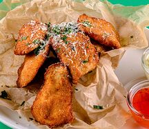 Куриные наггетсы с кисло-сладким соусом и соусом Карри
