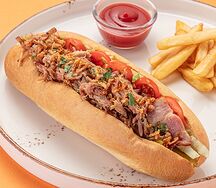 Хот-дог с рваной свининой и картофелем фри 