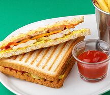 Сэндвич с куриным филе, соусом карри и картофелем фри