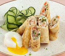 Блинчики с красной рыбой и яйцом пашот 