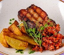 Стейк из свинины-смокер с картофельными дольками 