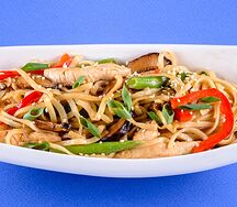 Лапша с куриным филе и овощами