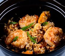 Жареный рис с морепродуктами и овощами