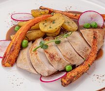 Куриное филе с печеными овощами и соусом Демиглас