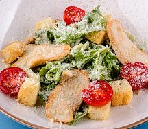 Салат Цезарь с курицей