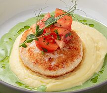 Котлета из креветок с картофельным пюре и соусом из зеленых оливок