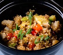 Жареный рис с курицей и овощами