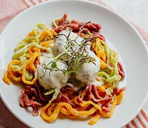Митболы с домашней пастой и сливочным соусом