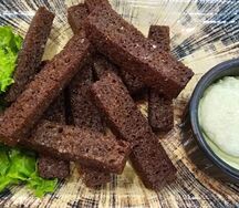 Гренки чесночные, соус