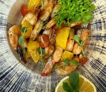 Тигровые креветки с дольками апельсина