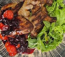 Цыпленок корнишон с вишневым соусом