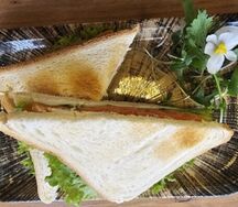 Тосты с огурцом, лососем и творожным сыром