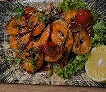 Креветки с кальмаром и томлёными овощами