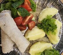Пюре с куриными колбасками и овощами