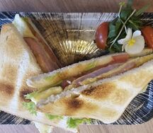 Тосты с помидорами и ветчиной в кляре