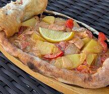 Горячая сковородка с лососем