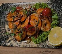 Креветки с кальмаром и овощами