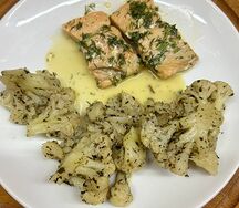 Красная рыба в сливочном соусе с пряной цветной капустой