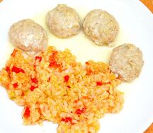 Куриные фрикадельки с рисом и овощами