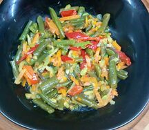 Салат с овощами и фасолью под соусом чили