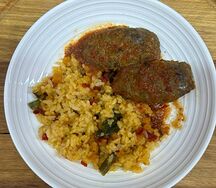 Фрикадельки мясные с рисом и соусом черный перец