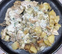 Сковородка с цыпленком в сливочном соусе