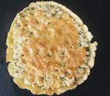 Открытая лепешка из картошки с сыром, творогом, чесноком и зеленью