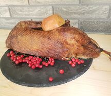Гусь с яблоками на дровах половинка