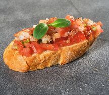 Брускетта с сальсой и королевской креветкой 