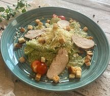 Салат Цезарь с курицей
