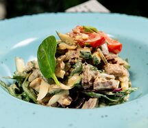 Салат из овощей и говяжьего языка с горчичной заправкой 