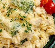 Паста с куриным филе и брокколи в сливочном соусе