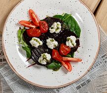Микс-салат с маринованной свеклой