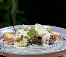 Филе куриного бедра в сливочном соусе с печеным картофелем и брокколи 