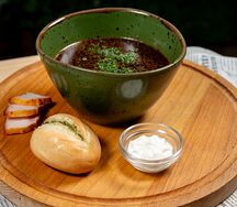 Борщ с говядиной, чесночной булочкой и салом 