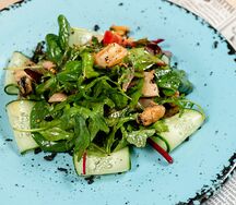 Микс-салат с морепродуктами и медово-горчичной заправкой 