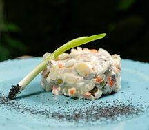 Классический салат Оливье с говядиной и языком 