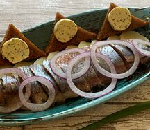 Сельдь слабого посола с картофелем, ржаными гренками и луком