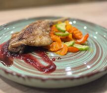 Утиная ножка с сезонными овощами и клюквенным соусом