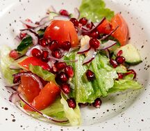 Салат грузинский из овощей, с грецким орехом и зернами граната 