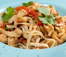 Лапша Удон с индейкой и овощами в кокосовом соусе