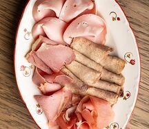 Мясная: прошутто, пастрами из говядины, мортаделла, копченый говяжий язык