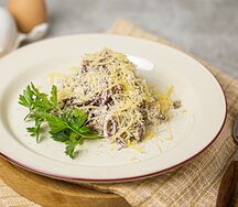 Из говядины с соленым огурцом и грибами