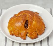 Булочка сладкая с изюмом и курагой